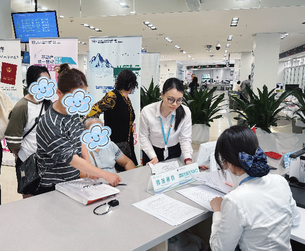 为赖阿姨办理业务登记服务照.jpg