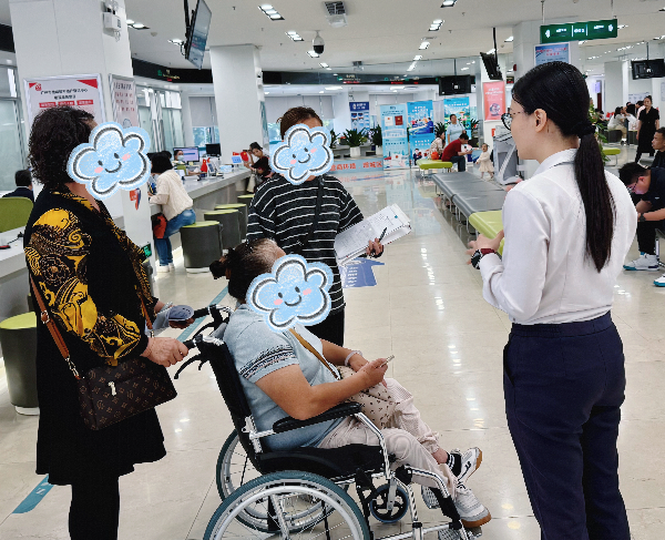 指引特殊群众前往绿色窗口服务照3438.jpg